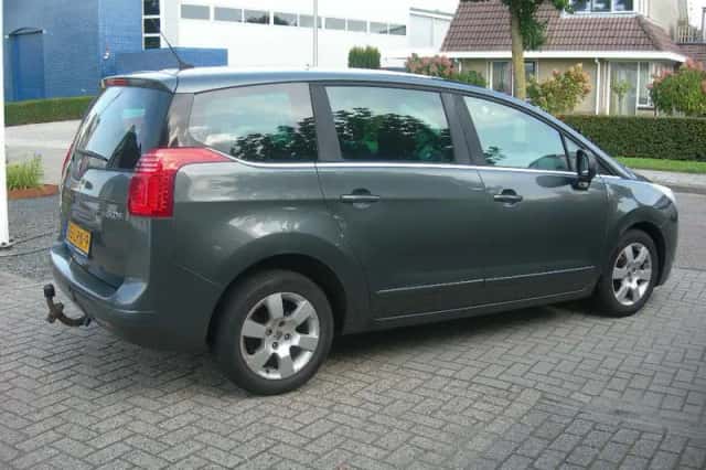 Peugeot 5008 (2010) thumbnail 2