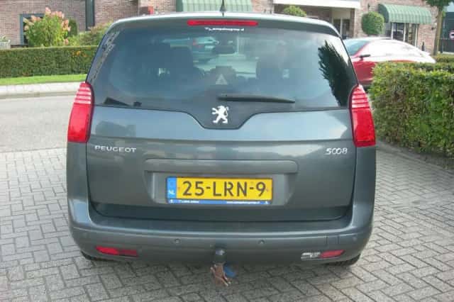 Peugeot 5008 (2010) thumbnail 3