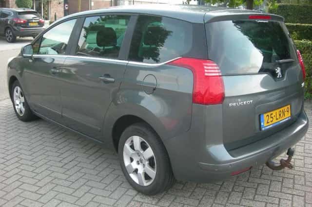 Peugeot 5008 (2010) thumbnail 4