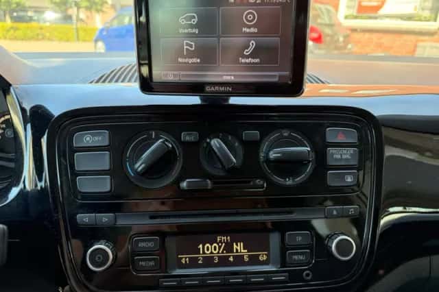 Volkswagen Up! (2015) thumbnail 5