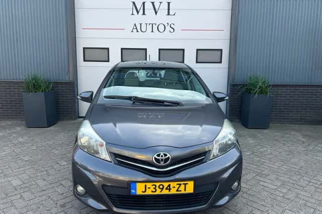 Toyota Yaris (2012) thumbnail 2