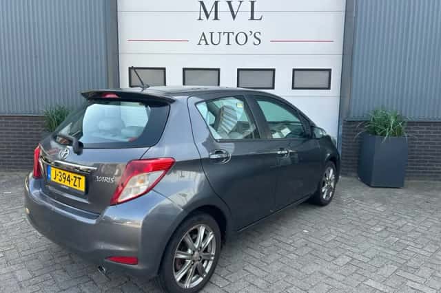 Toyota Yaris (2012) thumbnail 3