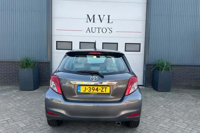 Toyota Yaris (2012) thumbnail 5