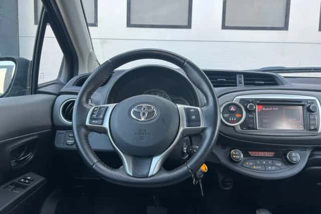 Toyota Yaris (2012) thumbnail 6