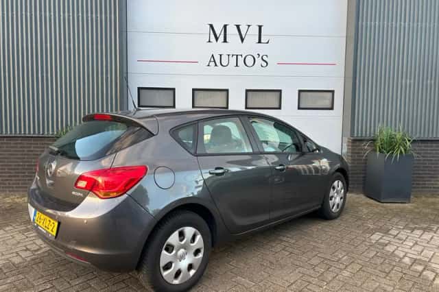 Opel Astra (2012) thumbnail 3