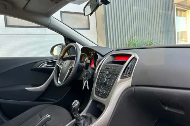 Opel Astra (2012) thumbnail 6