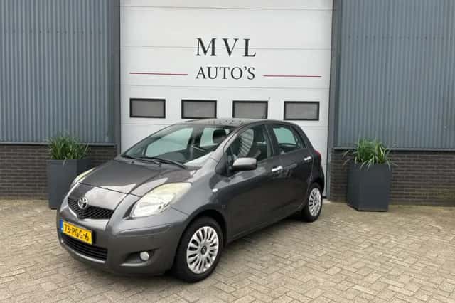 Toyota Yaris (2011) thumbnail 2