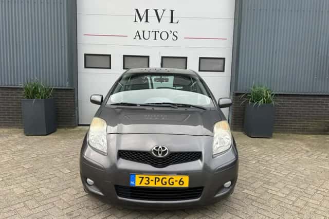 Toyota Yaris (2011) thumbnail 3