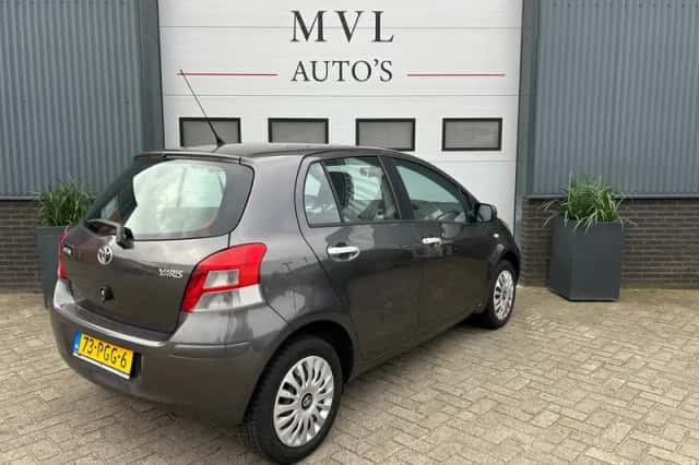 Toyota Yaris (2011) thumbnail 4