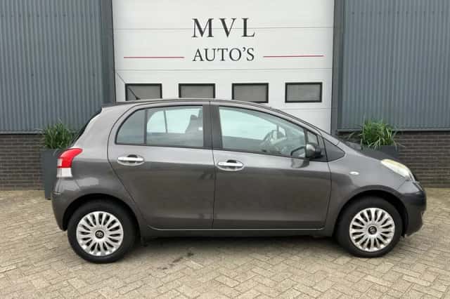 Toyota Yaris (2011) thumbnail 5