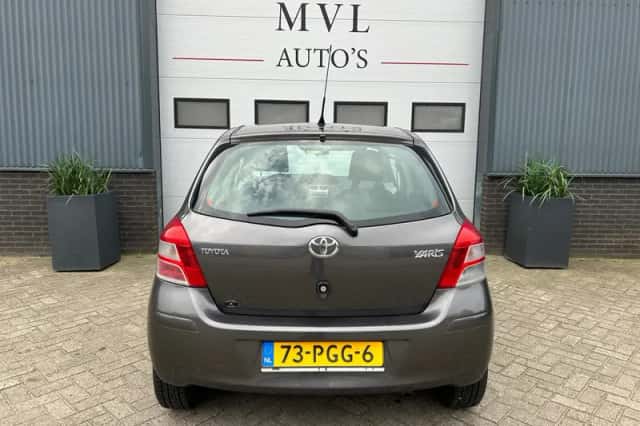 Toyota Yaris (2011) thumbnail 6