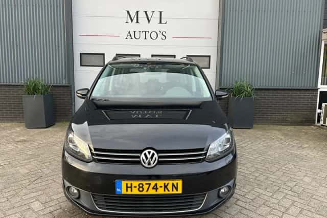 Volkswagen Touran (2015) thumbnail 2