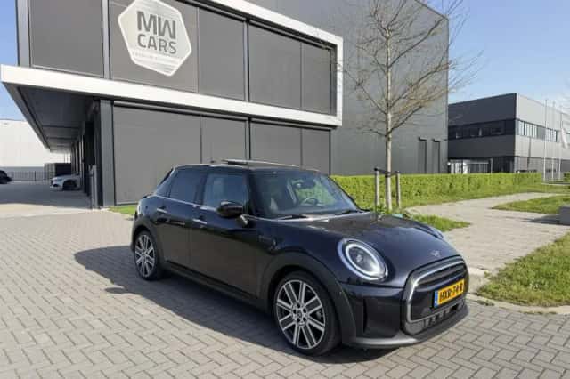 MINI Cooper (2023) thumbnail 1