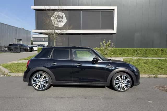 MINI Cooper (2023) thumbnail 2