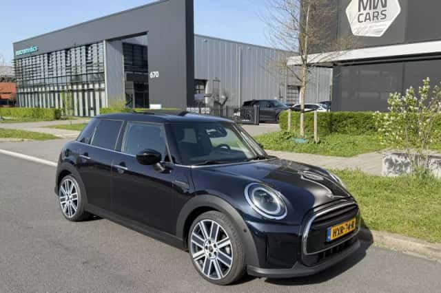 MINI Cooper (2023) thumbnail 3