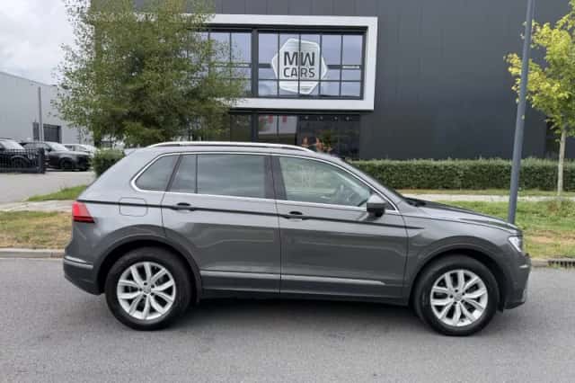Volkswagen Tiguan (2017) thumbnail 2