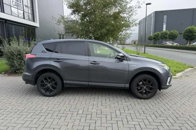 Toyota RAV4 (2018) thumbnail 2