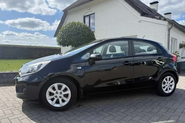 Kia Rio (2015) thumbnail 1