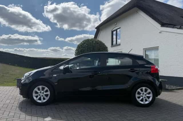 Kia Rio (2015) thumbnail 2