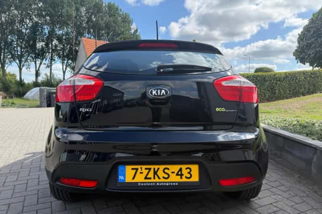Kia Rio (2015) thumbnail 4