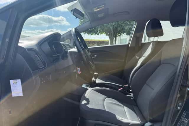 Kia Rio (2015) thumbnail 5