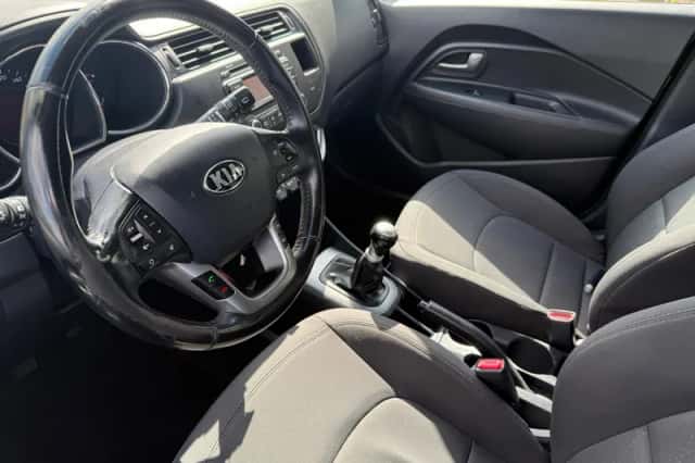 Kia Rio (2015) thumbnail 6