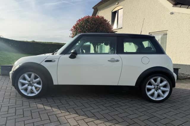 MINI Cooper (2004) thumbnail 2