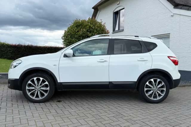 Nissan Qashqai (2010) thumbnail 2