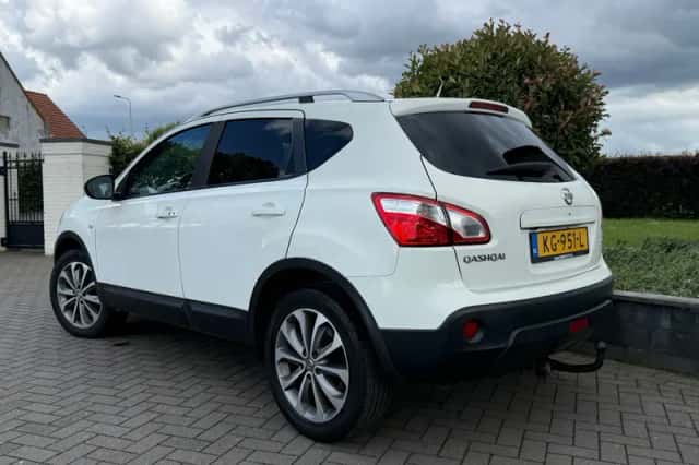 Nissan Qashqai (2010) thumbnail 3