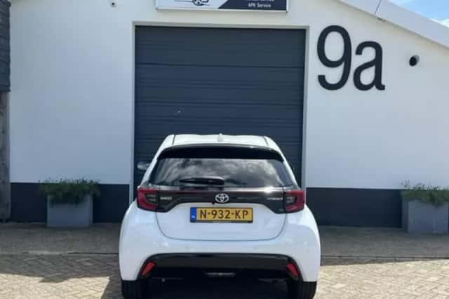 Toyota Yaris (2021) thumbnail 2