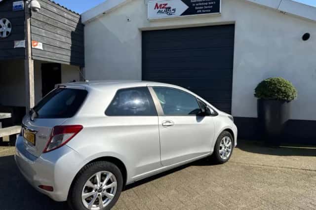 Toyota Yaris (2013) thumbnail 4