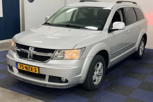 Dodge Journey (2011) thumbnail 3