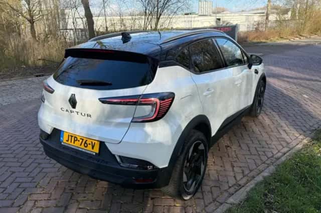 Renault Captur (2024) thumbnail 2