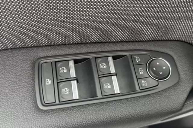Renault Captur (2024) thumbnail 6