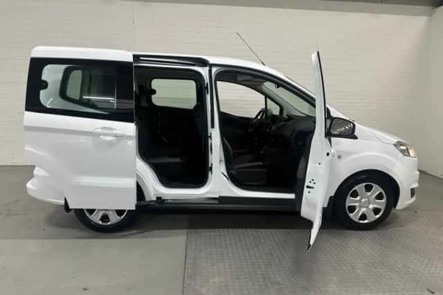 Ford Tourneo Courier (2016) thumbnail 3