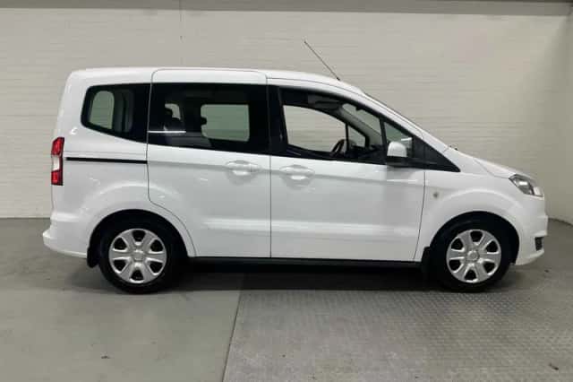 Ford Tourneo Courier (2016) thumbnail 4