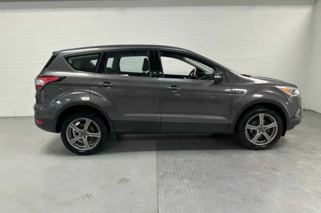 Ford Kuga (2017) thumbnail 3