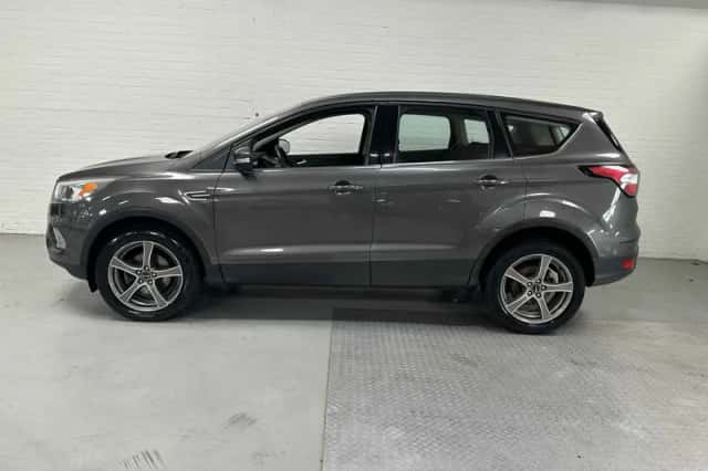 Ford Kuga (2017) thumbnail 4