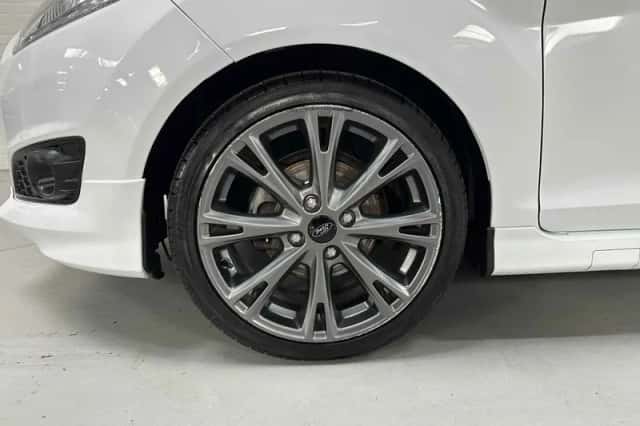Ford Fiesta (2016) thumbnail 5