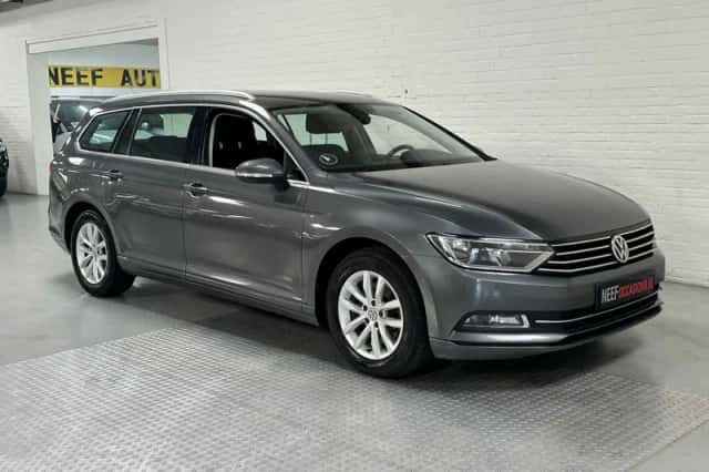 Volkswagen Passat (2017) thumbnail 2