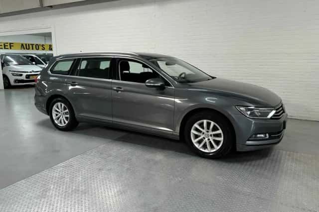 Volkswagen Passat (2017) thumbnail 3