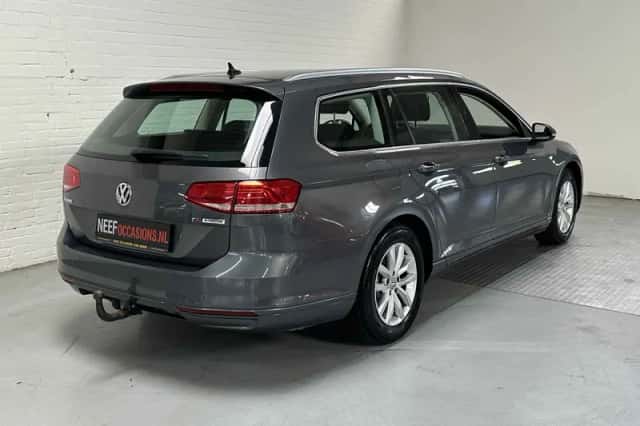 Volkswagen Passat (2017) thumbnail 5