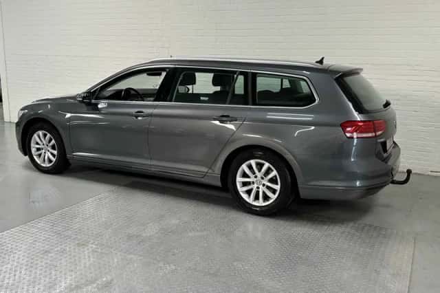Volkswagen Passat (2017) thumbnail 6