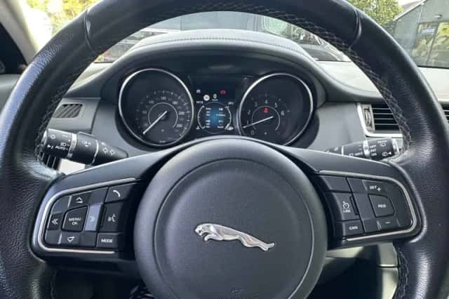 Jaguar E-Pace (2019) thumbnail 4