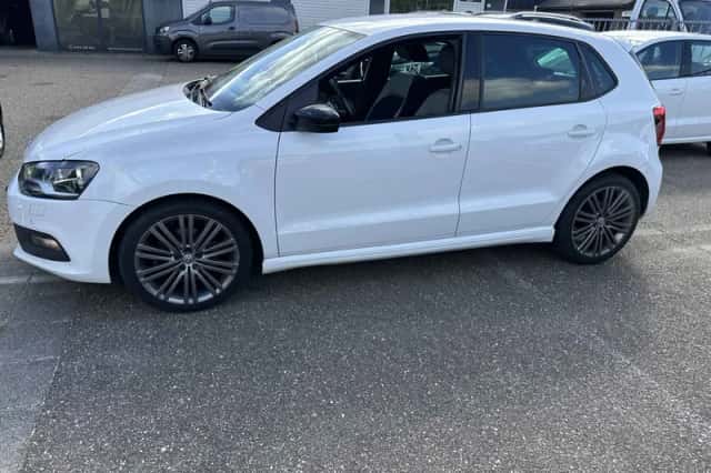 Volkswagen Polo (2017) thumbnail 2