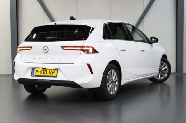 Opel Astra (2022) thumbnail 3