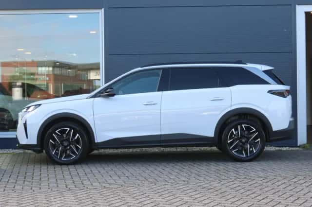 Peugeot 5008 (2025) thumbnail 2