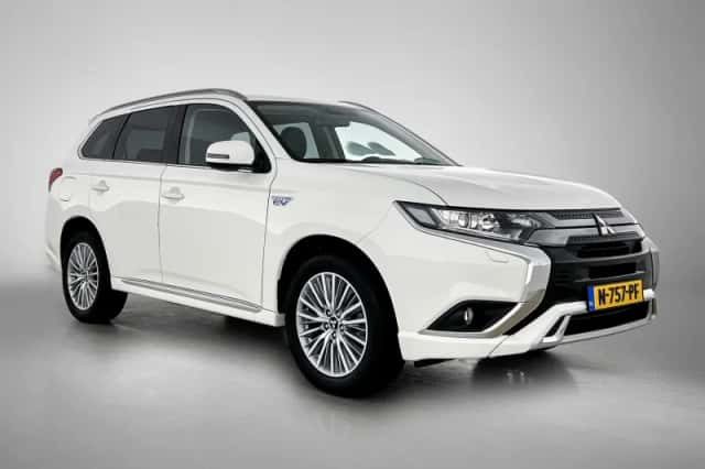 Mitsubishi Outlander (2019) thumbnail 2