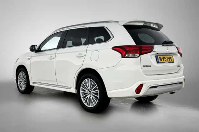 Mitsubishi Outlander (2019) thumbnail 6