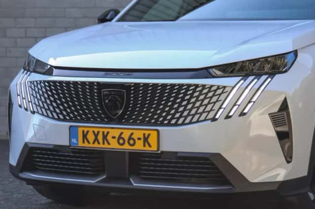 Peugeot e-3008 (2025) thumbnail 5